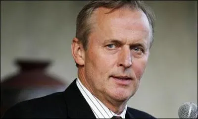 Ses romans décrivent le monde rural des Etats Unis, et ont souvent été adaptés au cinéma, tels "L'Affaire Pélican" et "La Firme". Il nous offre une satire de "l'american way of life" dans son roman "Pas de Noël cette année", paru en 2002. De qui s'agit-il ?