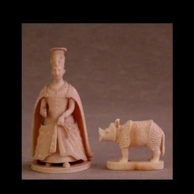 Deux pices en ivoire, du XIXe sicle, d'un jeu de stratgie trs connu :