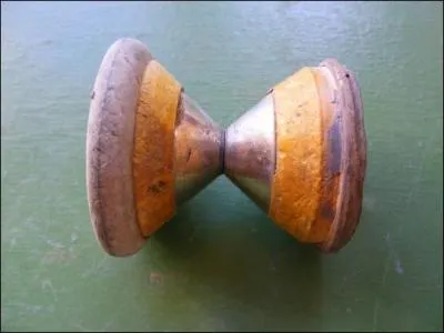 Instrument de la jonglerie, en bois et mtal :