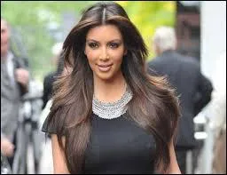 Kim Kardashian a 2 soeurs, 1 frre et 2 demi-soeurs.