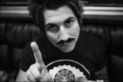 Qui est le bassiste de Pierce The Veil ?