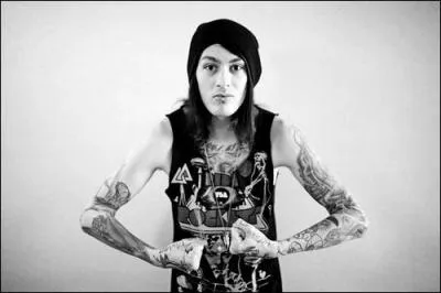 Qui est le batteur de Pierce The Veil ?