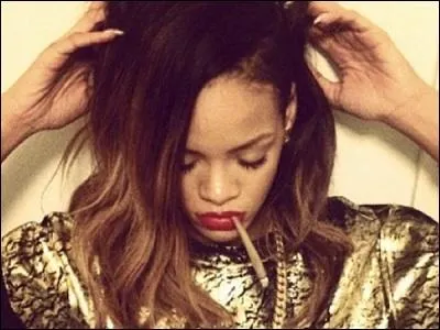 Qui est en featuring sur sa chanson  Loveeeeeee song  ?