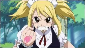 Sur quelle main Lucy porte-t-elle la marque de la guilde de couleur rose ?