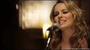 Qui est cette star aux cheveux blonds ?