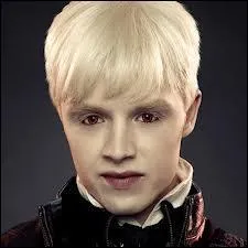 A votre avis, dans quelle saga cinmatographique Noel Fisher joue-t-il le rle de Vladimir ?