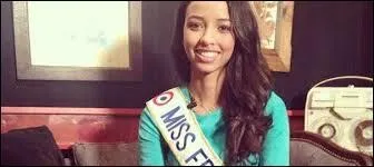 Qui a remis la couronne de miss France  Flora ?