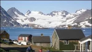 Quelle est la capitale de la grande le danoise autonome de Kalaallit Nunaat situe dans l'ocan Atlantique proche du nord-est du Canada ?