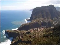 Quelle est la capitale de l'le portugaise de Madre, situe dans l'ocan Atlantique  prs de 1000 kilomtres de Lisbonne ?