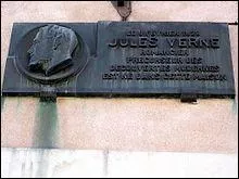 En quelle anne est n Jules Verne ?
