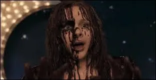 Qu'est-ce que Carrie reoit sur la tte ?