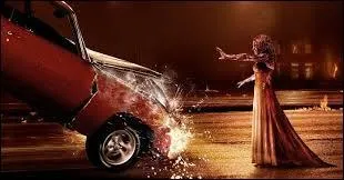 Quand Carrie soulve la voiture, qui est dedans ?