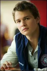 Comment s'appelle ce garon avec qui elle sort ?