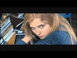 A ce moment l, quel objet fait bouger Carrie grce  son pouvoir de tlkinsie ?