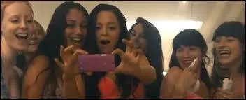 Laquelle de ces filles est prive de bal ?