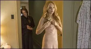 Dans cette scne, quand la mre arrive, elle dit une couleur dsignant la robe de Carrie qui n'est pas la bonne. Quelle est cette couleur ?