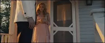 Quand Carrie sort de chez elle pour rejoindre son cavalier, elle lui dit : Salut, je suis... ? Compltez.