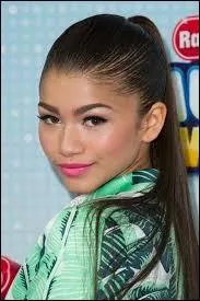 Quel rle interprte-t-elle dans le film 'Zapped' ?