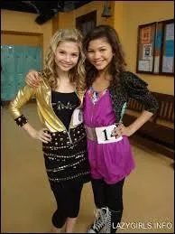 Elle a t vedette dans une annonce de jouets ICarly avec Stphanie Scott.