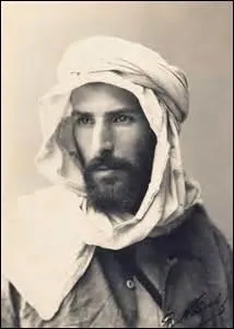 Officier de marine et explorateur franais d'origine italienne, n en 1852  Castel Gandolfo (Italie) j'ai ouvert le chemin  la colonisation franaise en Afrique centrale. Cherchant entre autres  remonter le fleuve Congo, j'y parviens en 1880 et propose au roi de la tribu Tks de placer son royaume sous protectorat franais, le trait est sign  Nkuma (rebaptise  mon nom), je dcde en 1905, quel est mon nom ?