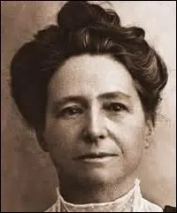 Ne le 24 octobre 1868  Saint-Mand (Val-de-Marne), d'origine franaise et belge, je suis une orientaliste, chanteuse d'opra, journaliste, crivaine, exploratrice et bouddhiste. premire femme d'origine europenne  sjourner  Lhassa au Tibet (en incognito) en 1924, cet exploit fit les grands titres des journaux en 1925. Je m'teins  presque 101 ans le 8 septembre 1969  Dignes, qui suis-je ?