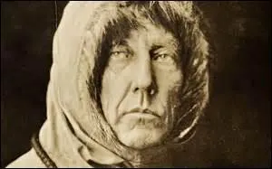 N en 1872  Borge (Norvge) , marin et explorateur polaire, je suis le 1er  traverser le passage du Nord-Ouest entre le continent amricain et le ple Nord en 1905 puis le 14 dcembre 1911  traverser le ple Sud. Je dcde lors d'une participation de sauvetage de l'explorateur italien Umberto Novil le 18 juin 1928  bord d'un hydravion au dessus de la mer de Barents, mon corps est port disparu, quel est mon nom ?