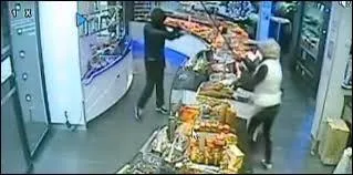 Le 28 dcembre 2013, avec quoi une commerante de 60 ans a-t-elle fait fuir un cambrioleur arm d'un pistolet ?