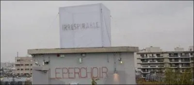 Qu'est-ce qui tait crit sur la toile pose sur un toit de Paris pendant une semaine ?