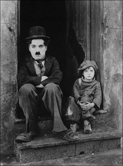 En 1921, Charlie Chaplin, qui a dj exploit le personnage de Charlot  travers de nombreux courts mtrages, signe un contrat avec la socit de production  First National . Elle lui commandera neuf films. Quel film clbre montre Charlie Chaplin se liant d'amiti avec un enfant ?