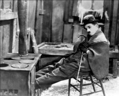 En 1919, Charlie Chaplin change de socit de production pour crer la  United Artists  dont il est le cofondateur. Il sera notamment  l'origine du film  La Rue vers l'or  sorti en 1925. Quelle est l'poque  laquelle se situe le film ?