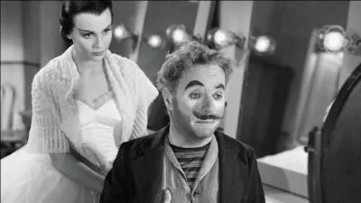 Le dernier grand classique de Charlie Chaplin restera  Les Feux de la rampe , film traitant du monde du spectacle. Sorti en 1952, le film reut l'Oscar de la meilleure musique de film vingt ans plus tard, en 1973. Pour quelle raison ?