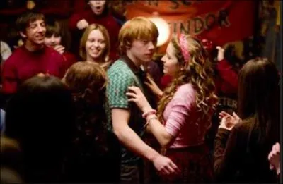 Dans le 6e tome, que lance Hermione sur Ron quand elle est en colre, aprs le match de Quidditch ?