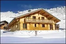 Habitation de montagne, usuellement en bois, au toit dbordant et aux longs balcons :