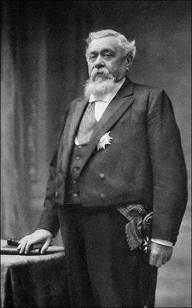 Dreyfusard et adversaire de la peine de mort, il préside la France d'avant-guerre de 1906 à 1913 avec le titre de président de la République.