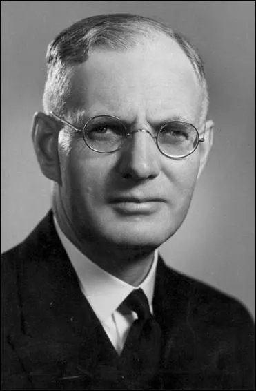 Durant la Seconde Guerre mondiale, il fut le 14ème premier ministre australien, il a défendu bec et ongle son pays de l'invasion japonaise aux côtés du général américain Douglas MacArthur.