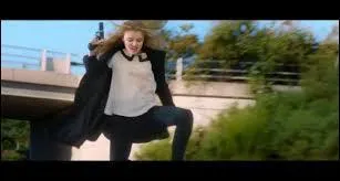 Pourquoi Hit-Girl se retrouve-t-elle sur le toit d'une camionnette ?