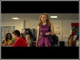 Au moment o Hit-Girl entre dans la cantine pour rejoindre les  mchantes  filles, aprs s'tre assise, elle sort de son sac un objet qui provoque nause et diarrhe. Comment s'appelle cet objet ?