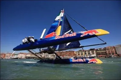 Sur quel type de bateau la Red Bull Youth America's Cup se dispute-t-elle ?