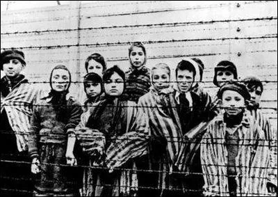 Cette chanson de Jean Ferrat est aussi un film d'Alain Resnais traitant de la dportation et des camps. Quel en est le titre ?