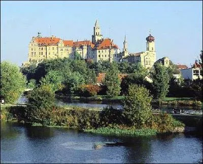 O furent exils les derniers fidles de Vichy  la fin de la guerre ?