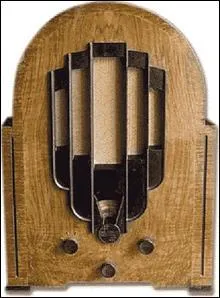 Je suis une radio pro-allemande durant la guerre et dont se moqua l'humoriste Pierre Dac ? Je suis