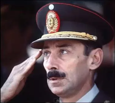 Mai : Jorge Rafael Videla dirigeait son pays de 1976 à 1983 à la tête d'une junte militaire. Cela n'empêcha pas la Coupe du monde de foot de s'y dérouler en 1978.