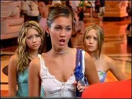 Qui est la fille avec les jumelles sur la photo ci-dessus ?