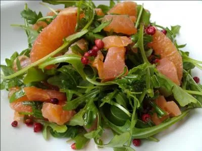 Voici un autre salade compose de saumon et de :