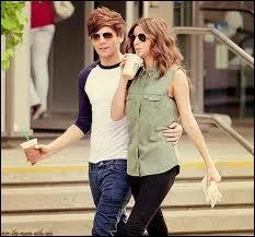 Avec qui est-il en couple depuis 2 ans ?