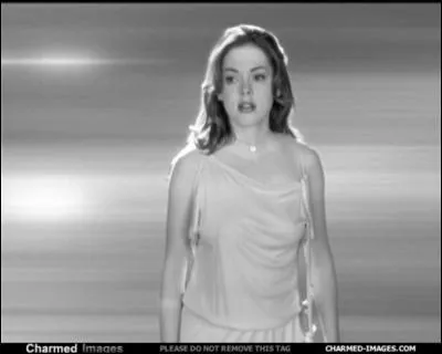 Paige se transforme en nymphe. Quelle est la couleur de sa tenue ?