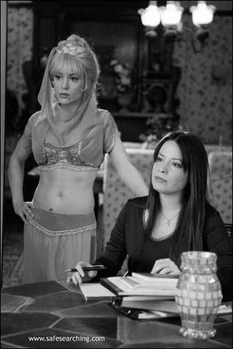 Quelle est la couleur de la tenue de Phoebe quand elle se retrouve transforme en gnie ?