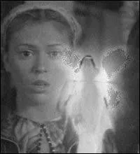 Phoebe est devant une fe. Quelle est la couleur de cette dernire ?