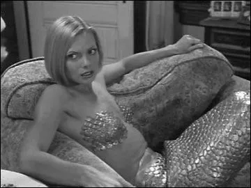 Elle s'appelle Mylie, c'est une sirne qui est tombe amoureuse d'un mortel. Quelle est la couleur de sa queue de sirne ?