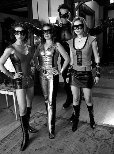 Les surs se sont transformes en super-hros grce  Kevin. Quelle couleur Kevin n'a-t-il pas utilise pour crer les costumes ?